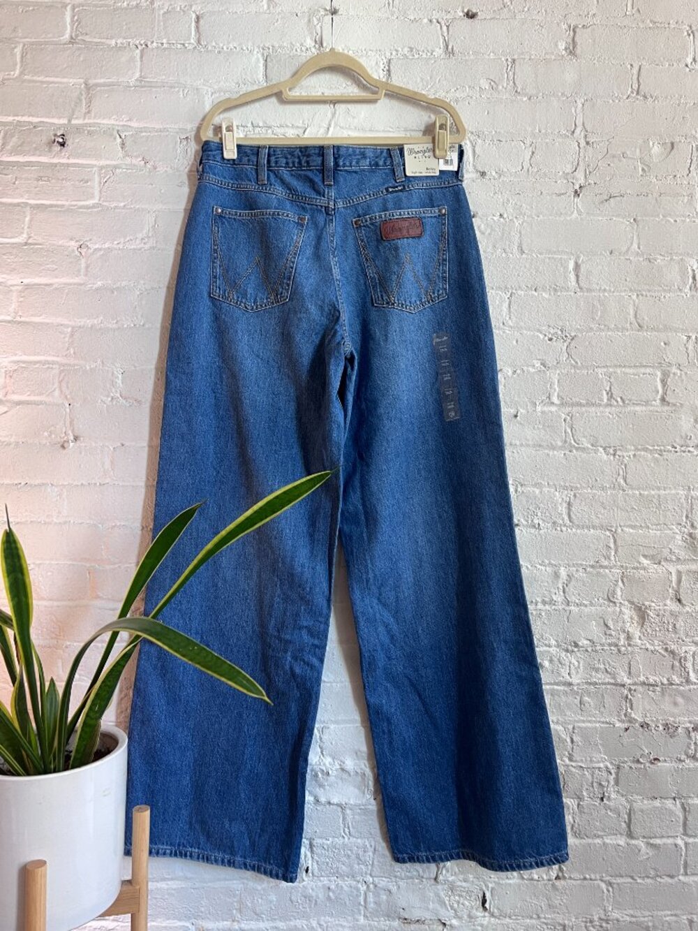 WRANGLER | Women's Retro Bailey High Rise Wide Leg Jeans in the Yvette wash. - Picture 6 of 14